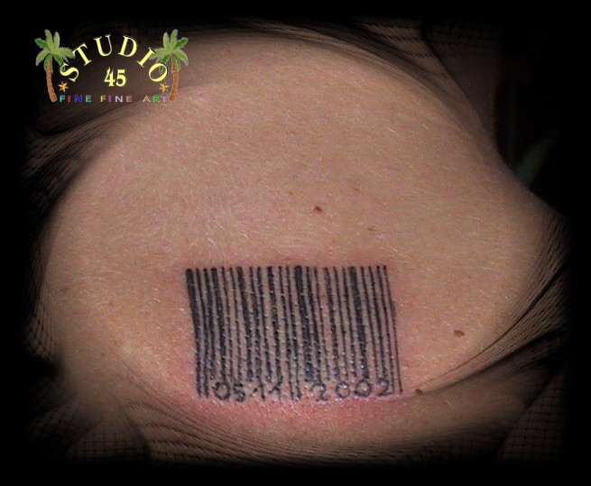 Mini Strichcode im Nacken Tattoo Recklinghausen STUDIO 45